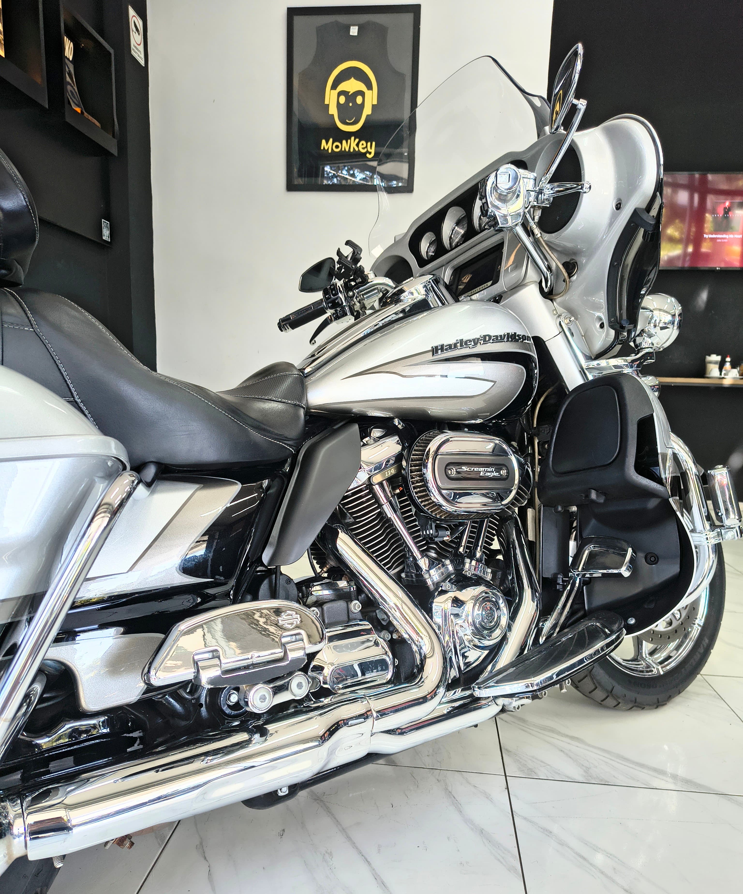 Harley Davidson  CVO Limited FLHTKSE 2
