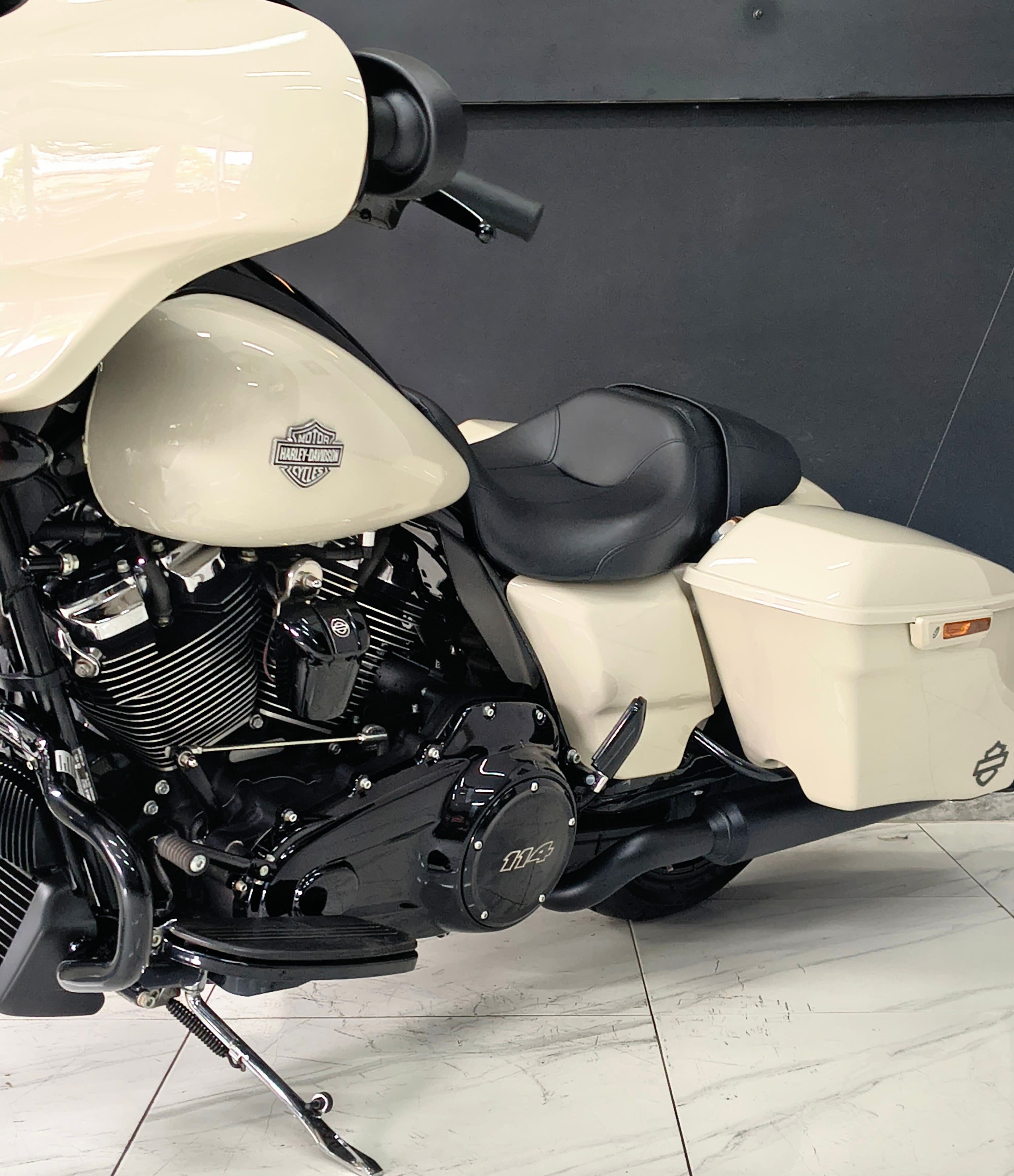 Harley Davidson  Street Glide Special FLHXS  4