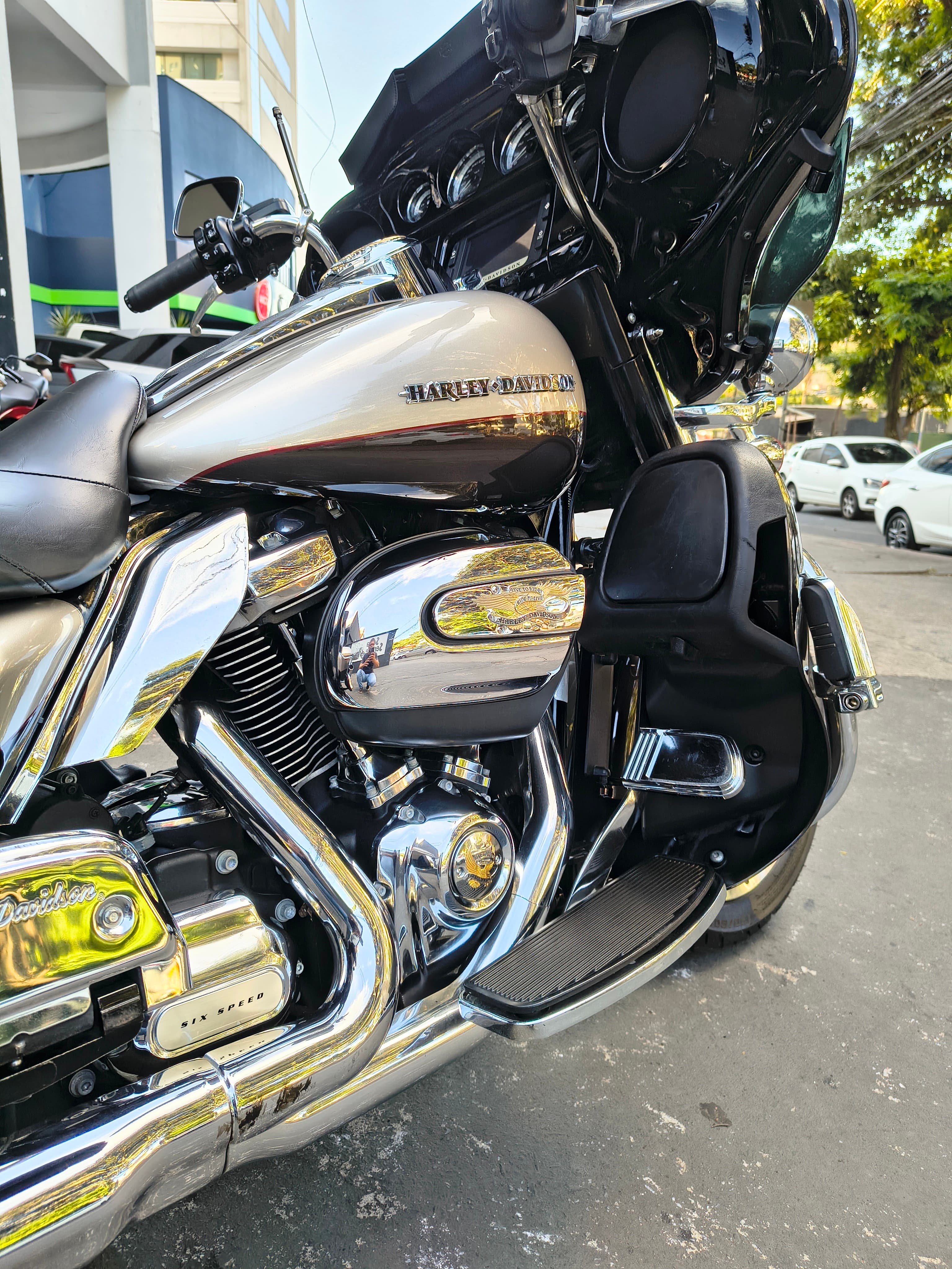 Harley Davidson  Electra Glide Ultra Limited FLHTK  6