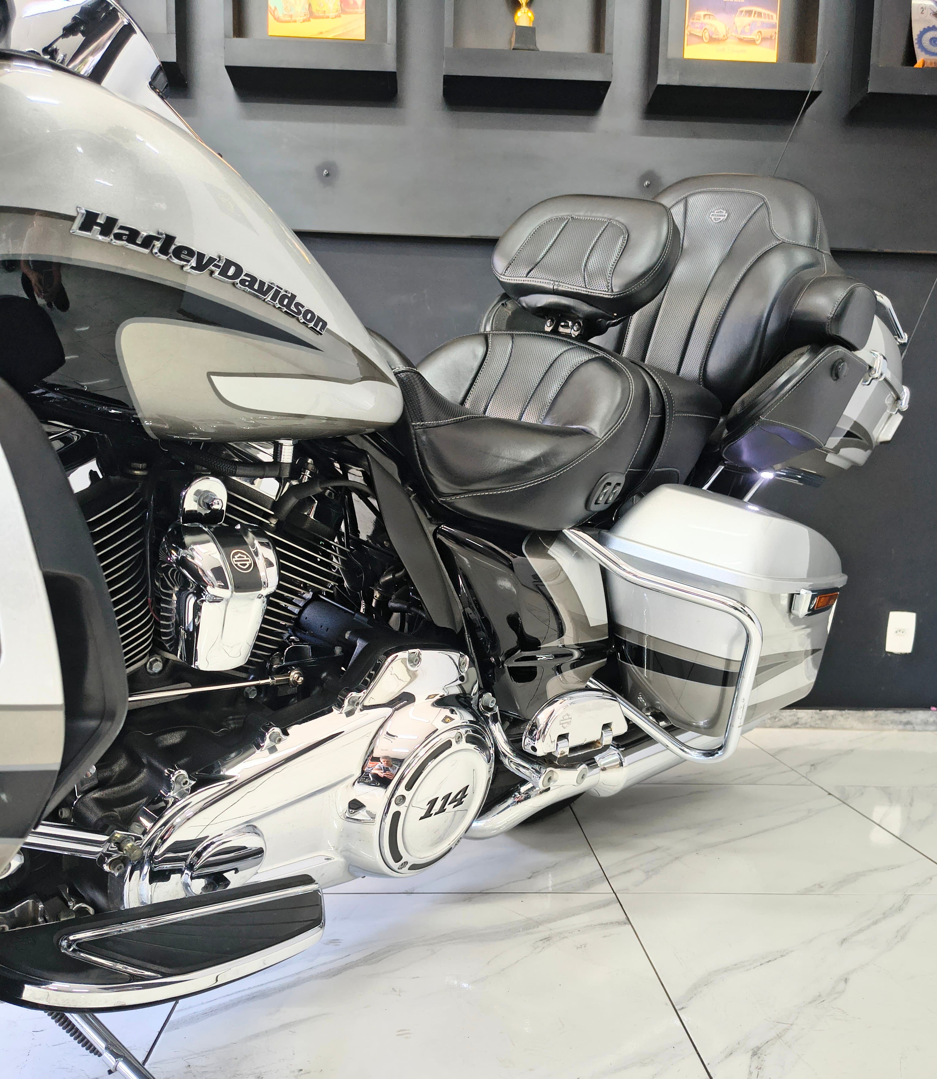 Harley Davidson  CVO Limited FLHTKSE 6