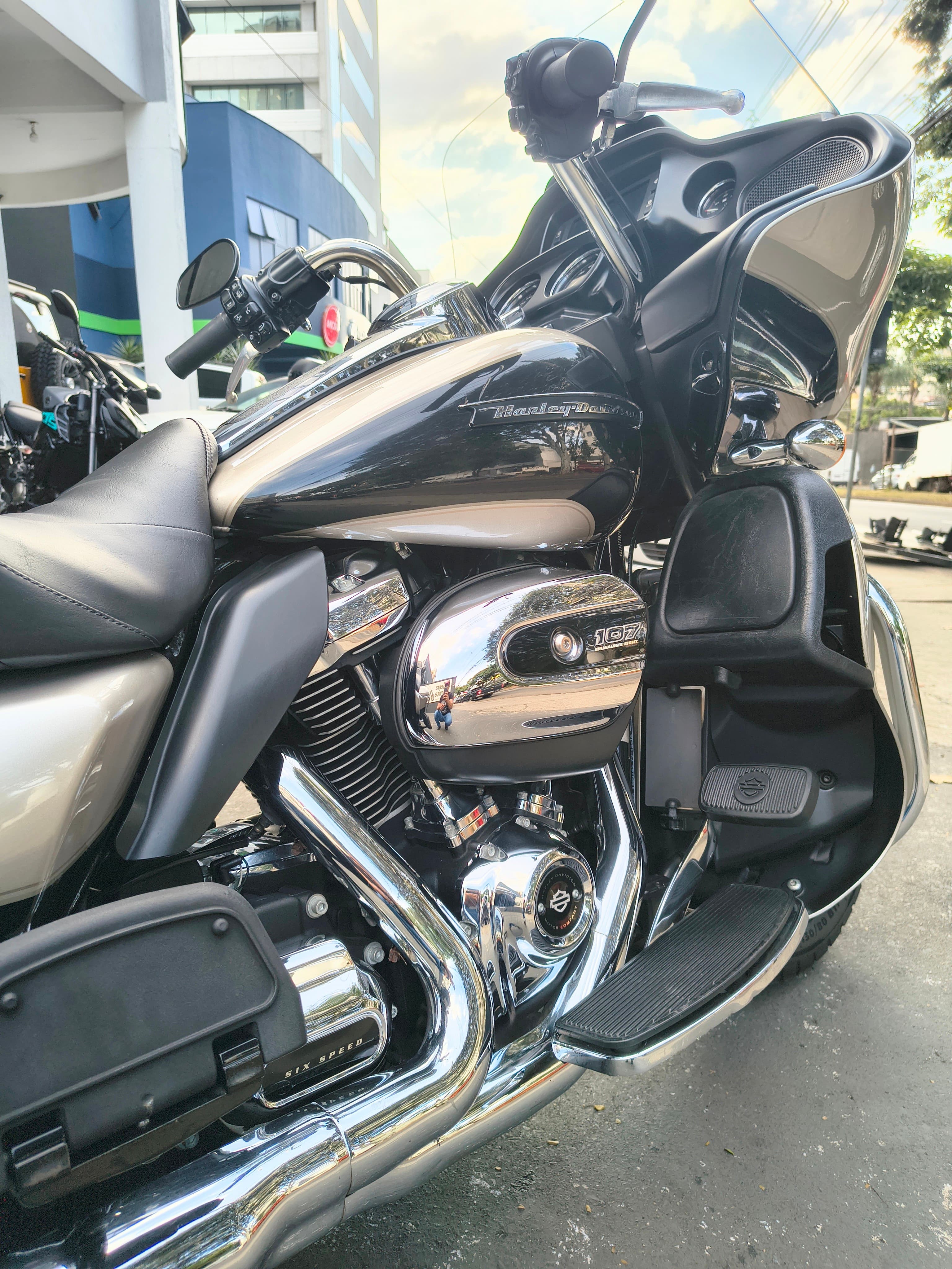 Harley Davidson  Road Glide Ultra FLTRU  4