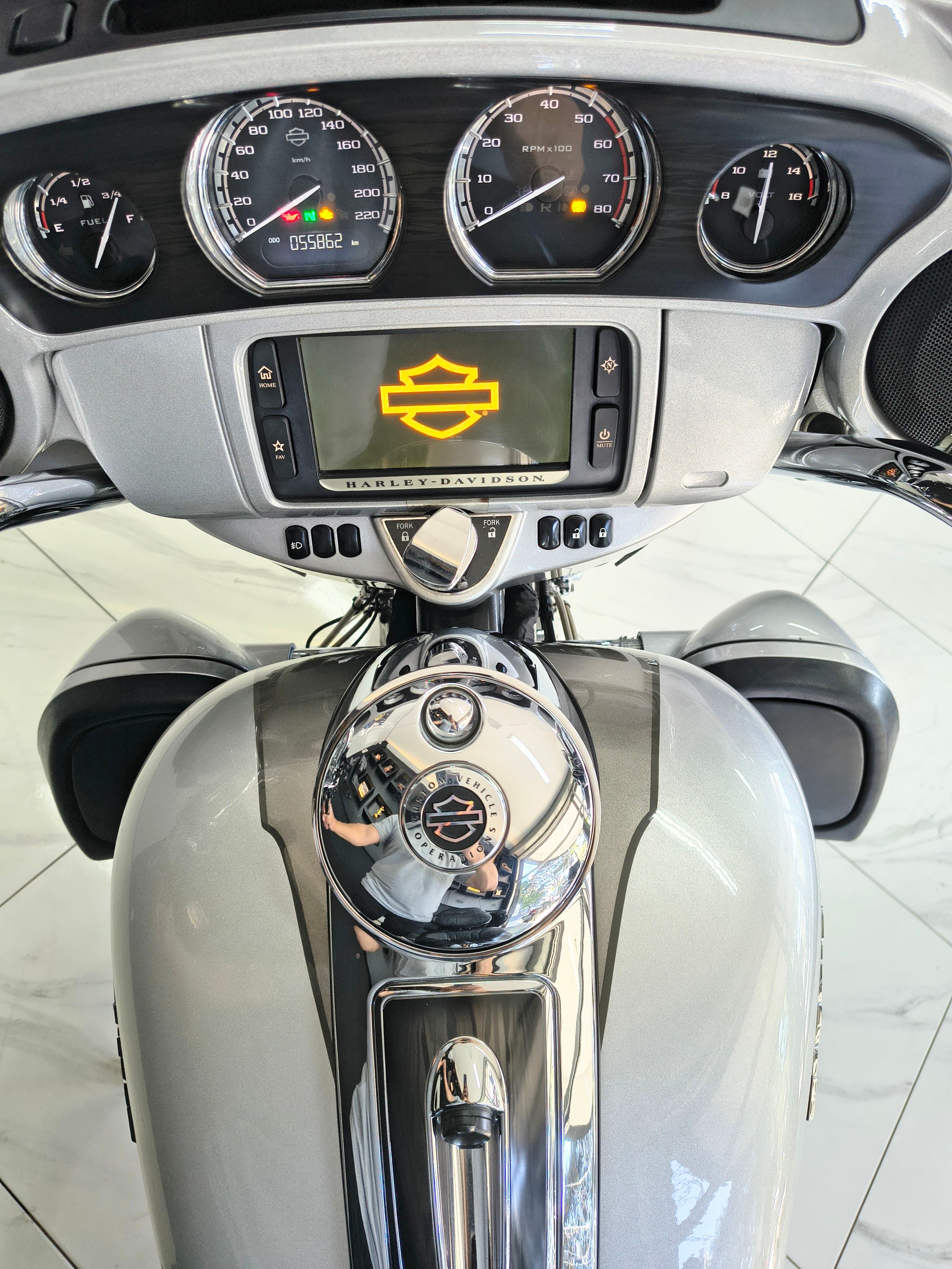 Harley Davidson  CVO Limited FLHTKSE 4