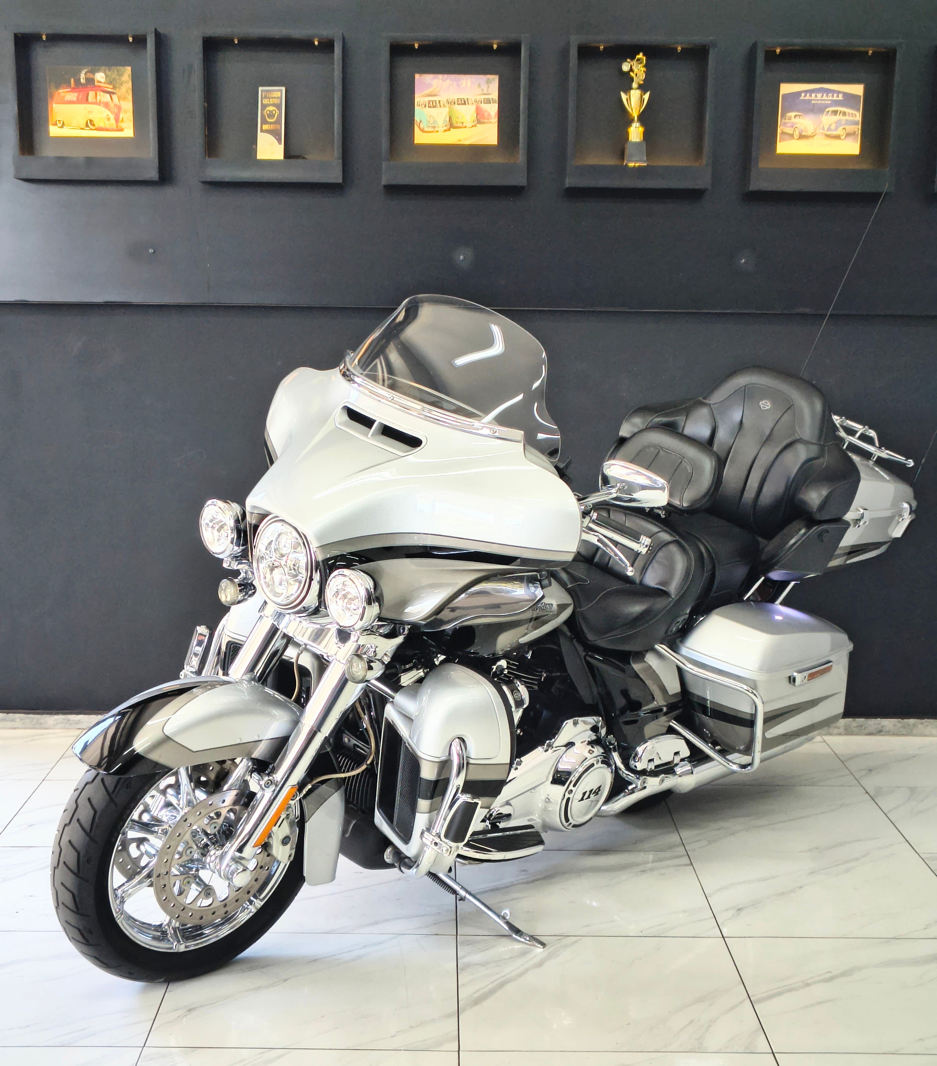 Harley Davidson  CVO Limited FLHTKSE 3